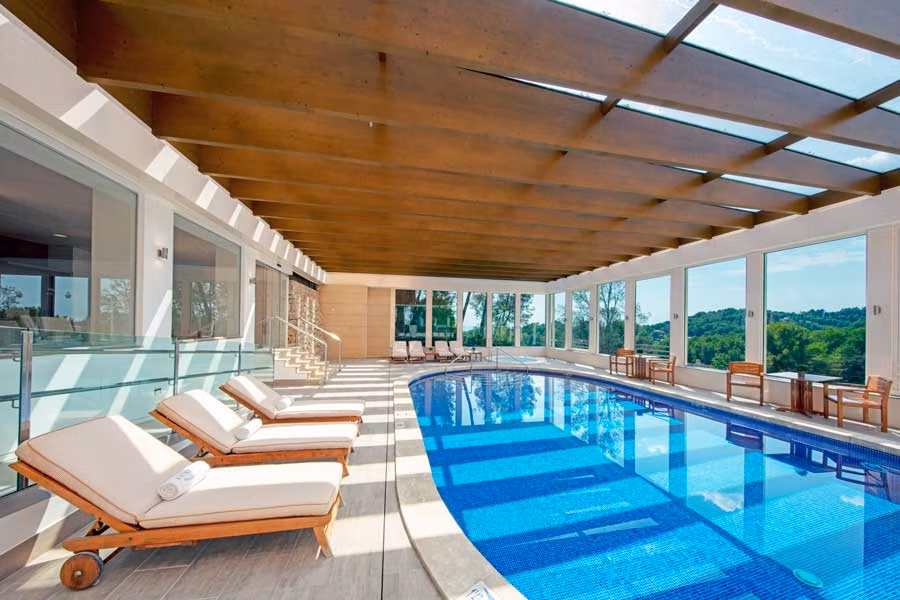 Piscina del Spa con vistas de la bahía de Palma