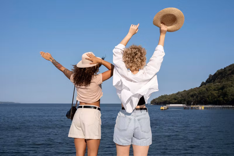 dos mujeres frente al mar