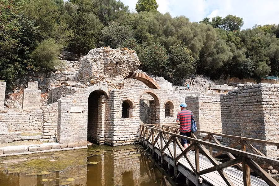 Entrada al teatro de Butrinto (Albania).