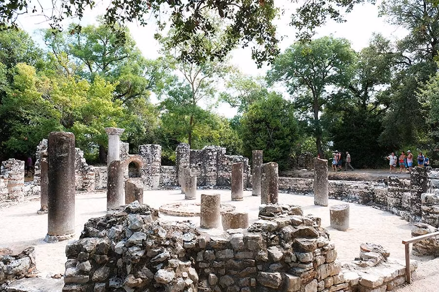 Baptisterio del siglo VI, de las ruinas de Butrinto (Albania).