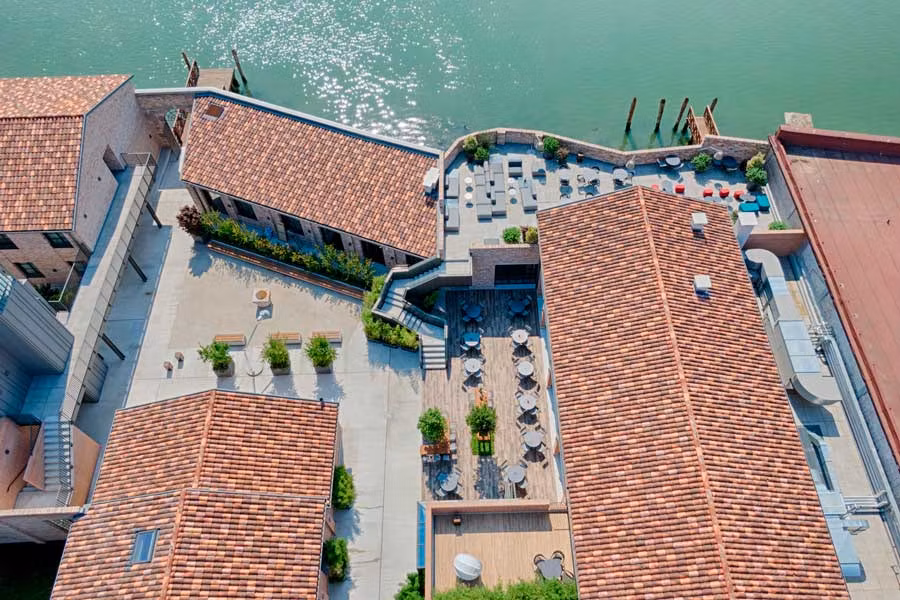 El hotel está asomado a la Laguna y dispone de cuatro amarres privados.