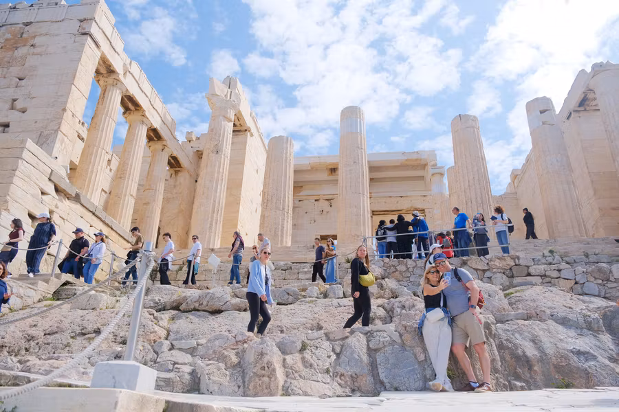 Entrada a la Acrópolis a través del Propileos.