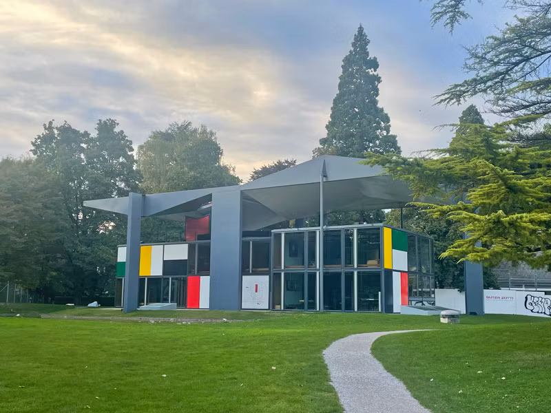 Edificio de Le Corbusier junto al lago.