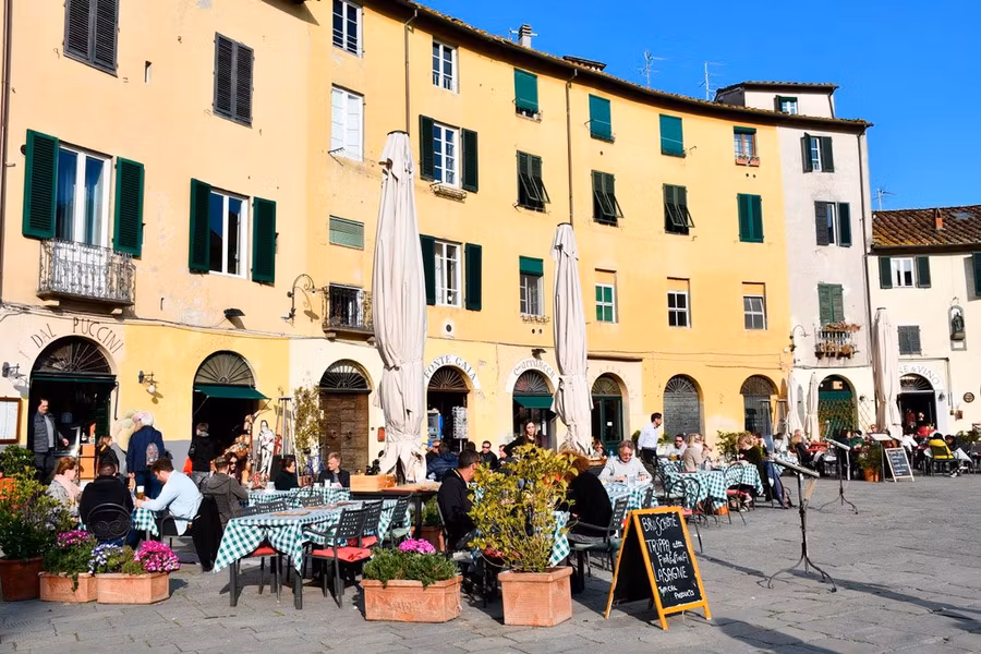 plaza de Lucca con terrazas para comer