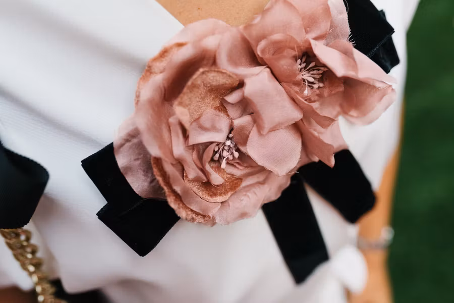 Los complementos pueden ayudar a cambiar un look sin cargar demasiado la maleta de una  mujer viajera