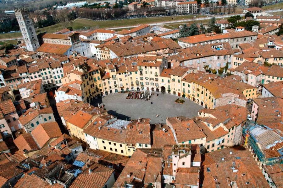 vista aérea de una plaza de Lucca