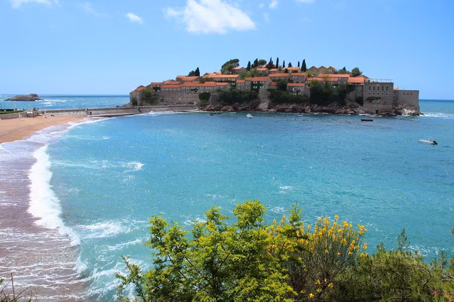 Viajar sola a la costa de Montenegro: 6 lugares imprescindibles