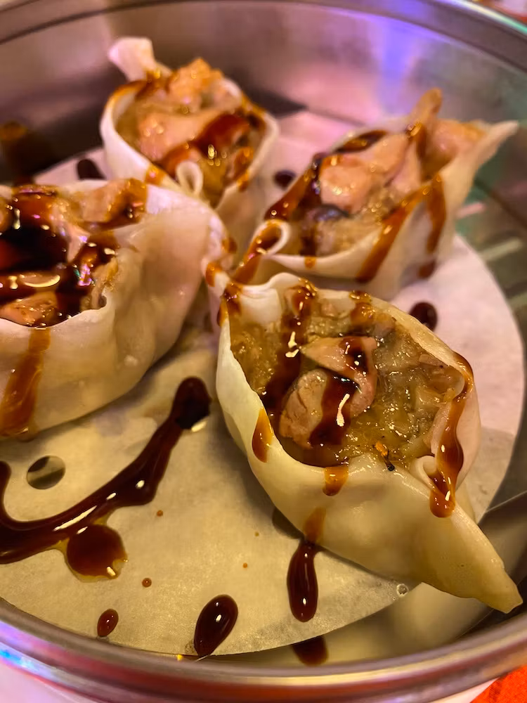 Empanadillas de pato con foie flambeado en Hong Kong 70 in Chinatown.
