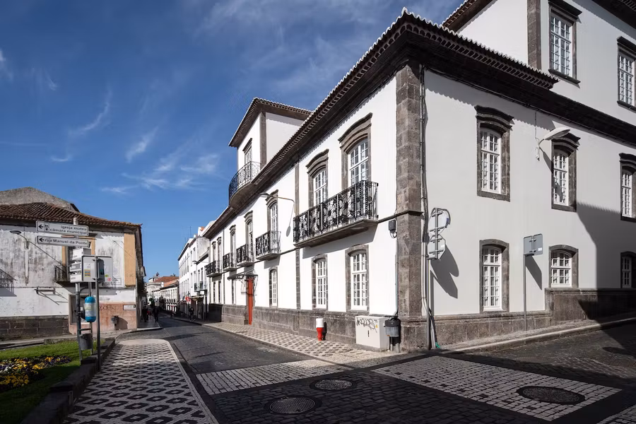 El hotel está situado en pleno centro histórico de Ponta Delgada.