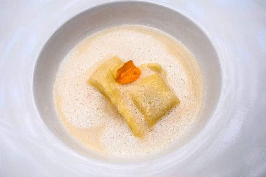 Ravioli de boletus y burrata con chantilly de cava