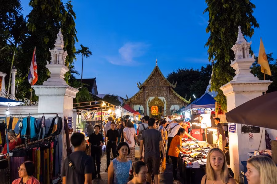 mercado nocturno domingo en Chiang Mai