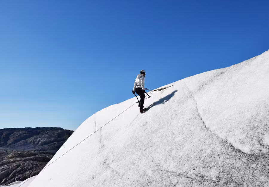 mujer escalando en Groenlandia