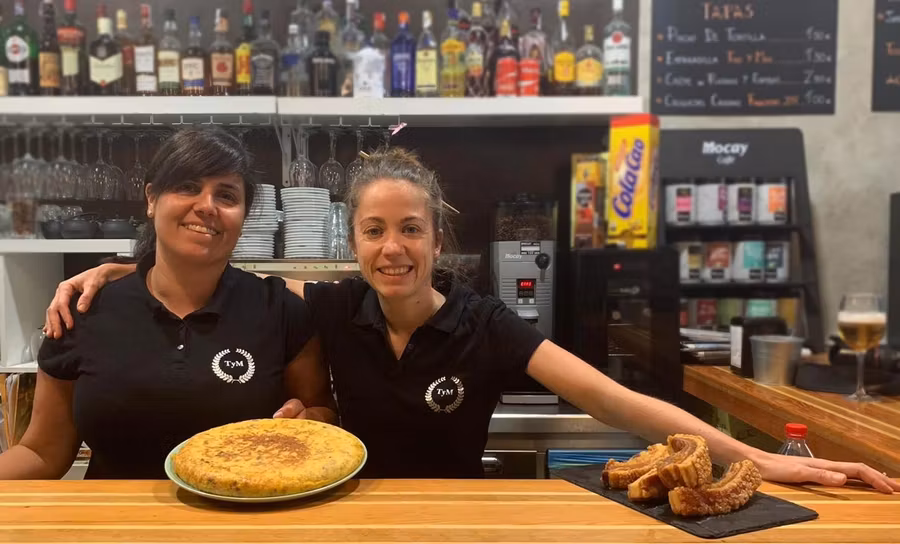 cocineras de un bar de Valladolid con una tortilla de patatas