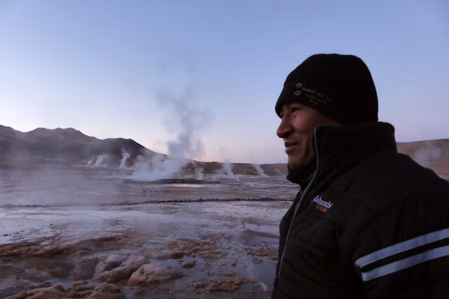 Hernán Hurtado es guía turístico especializado en los Géiseres del Tatio.