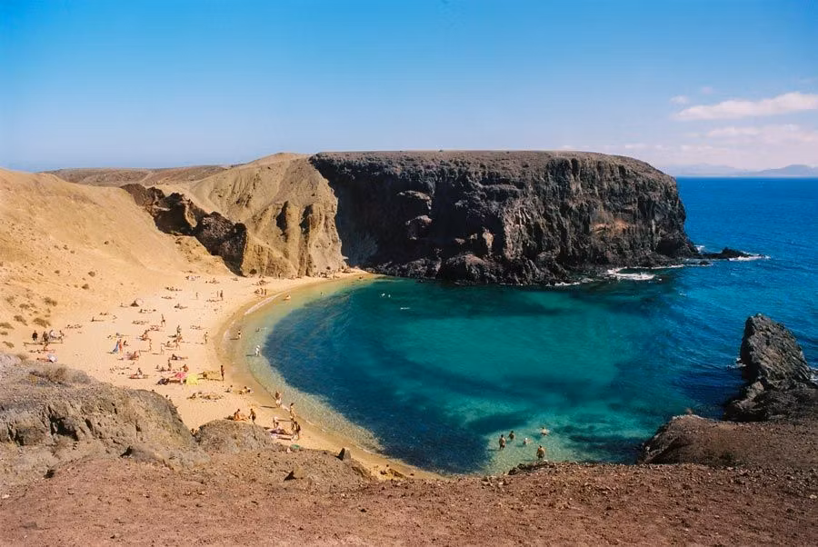 Playa de Lanzarote entre acantilados