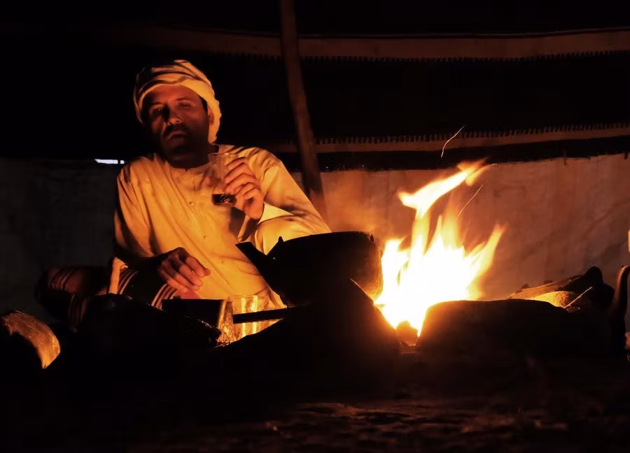 beduino haciendo cafe desierto jordania