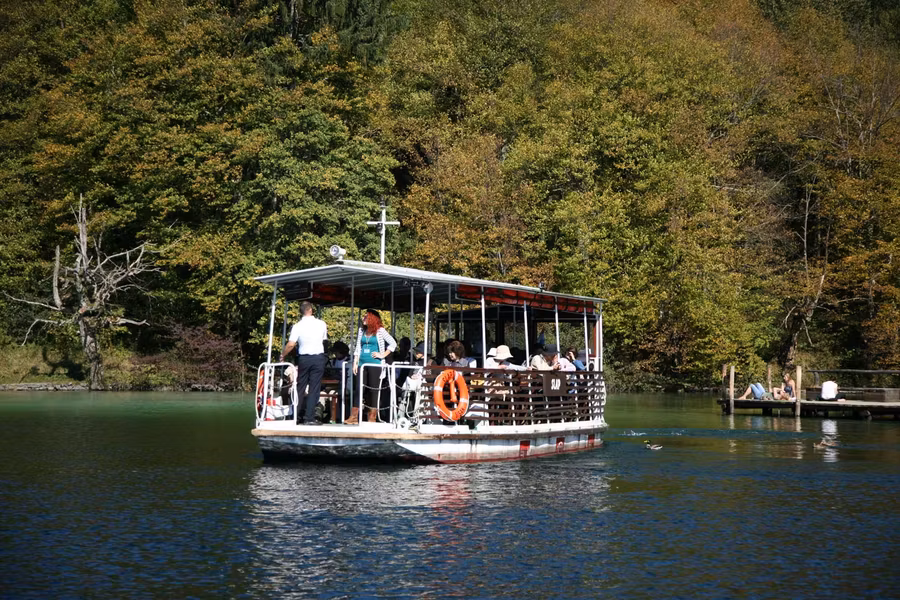 Barco eléctrico en el P.N. de Plitvice (Croacia).