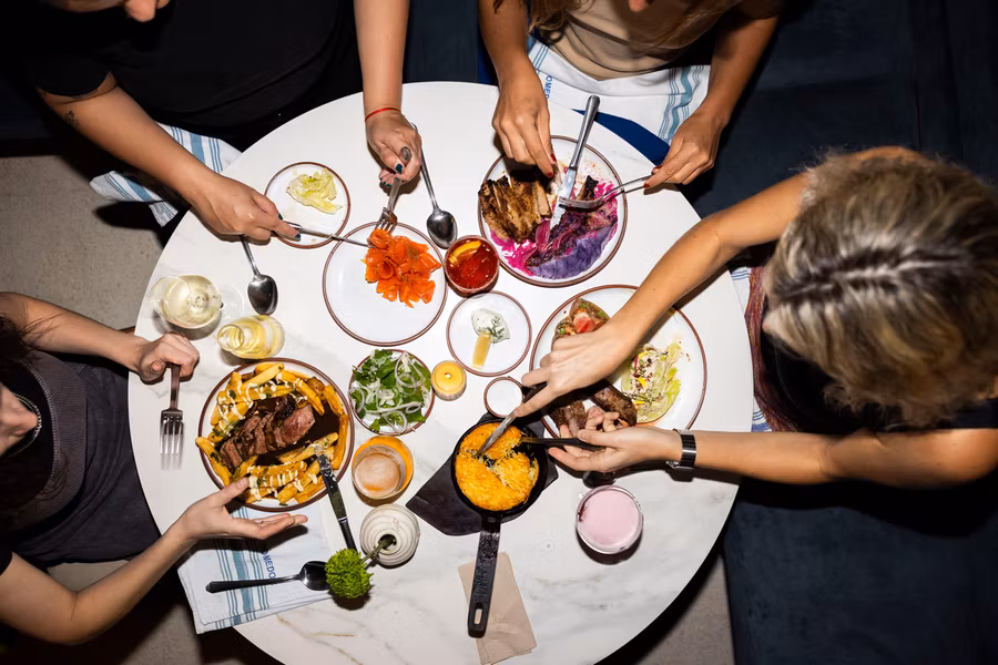 La ecléctica mesa de Narda Comedor.