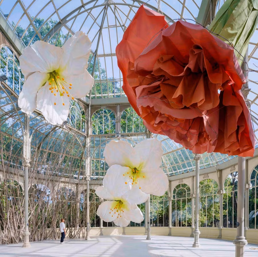 Flores y pájaros se adueñan del Palacio de Cristal de Madrid