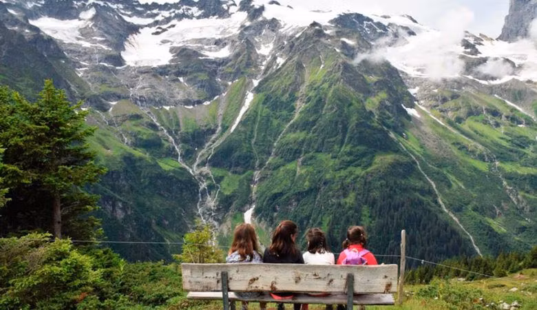 banco con niñas en Engelberg