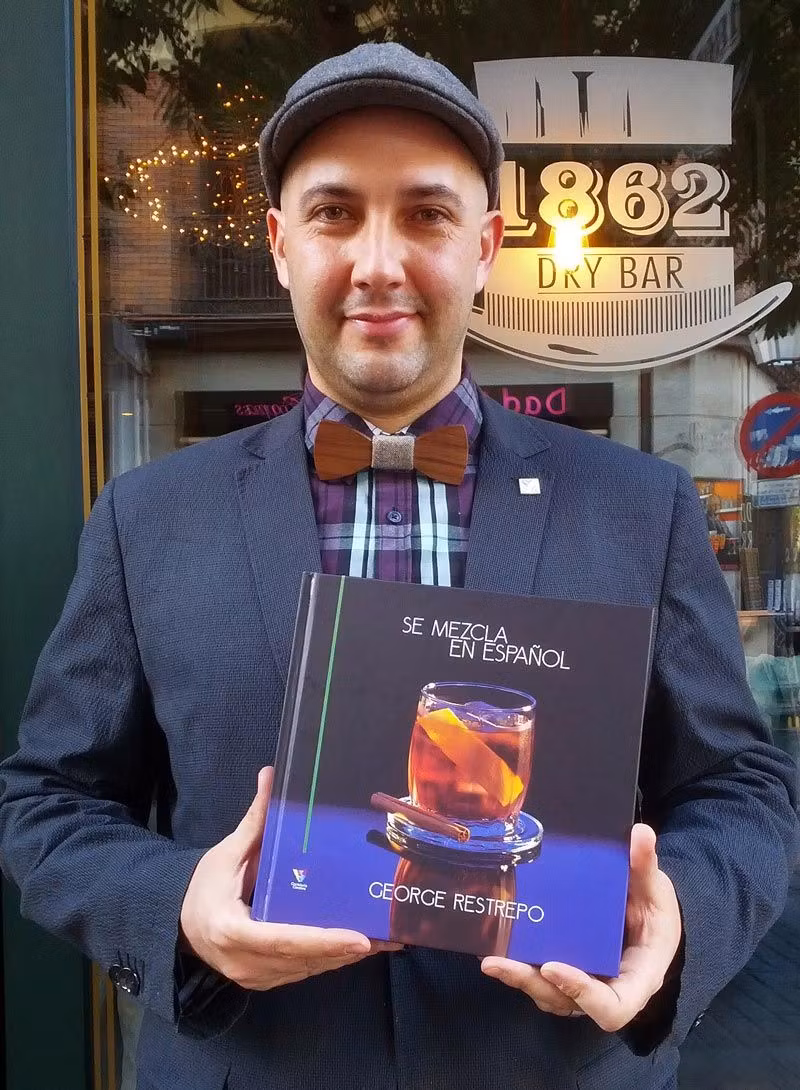 Jorge Restrepo y libro se mezcla en espanol