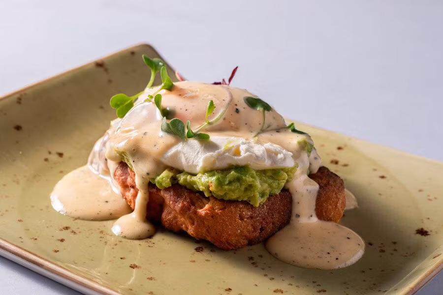 Brioche sin gluten con huevo a baja temperatura y aguacate de La Tape.