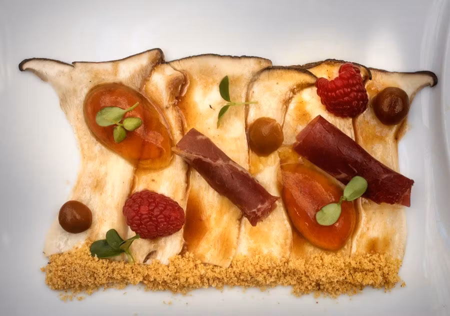 Seta Ostra de Rey a la parrilla con cecina, quicos y caviar de cava con soja