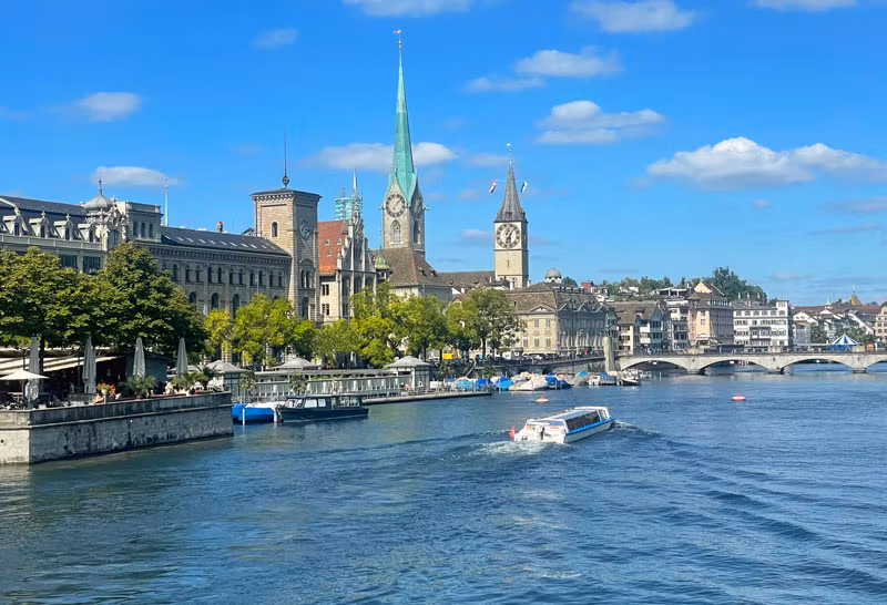 Río Limmat a su paso por el casco histórico de Zúrich.
