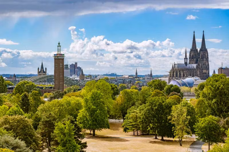 Colonia con la catedral al fondo.