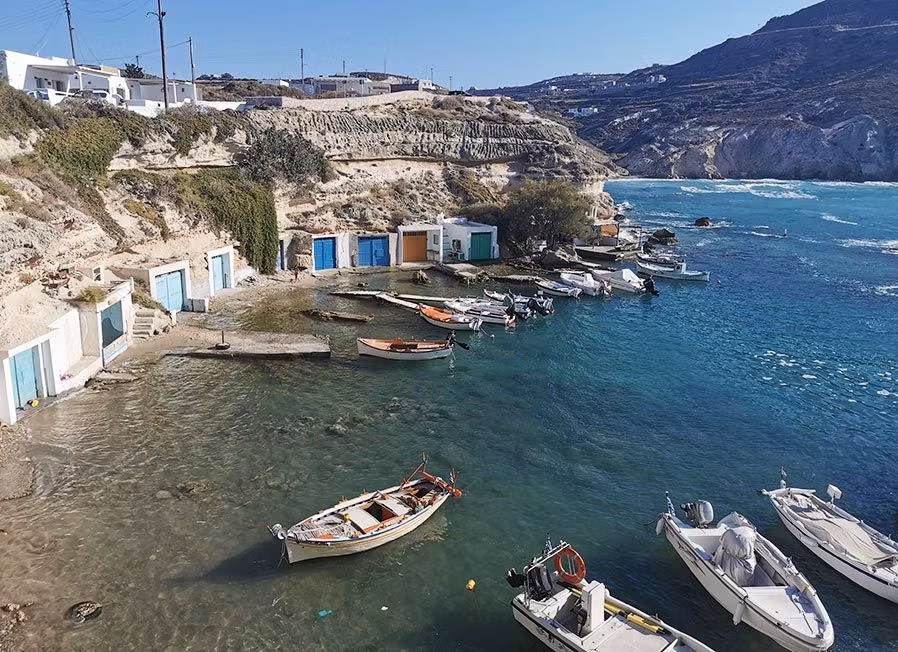 barcas en mandrakia islas cicladas