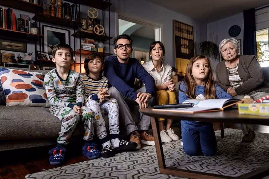 Berto Romero con su familia de ficción en &lsquo;Mira lo que has hecho&rsquo;.